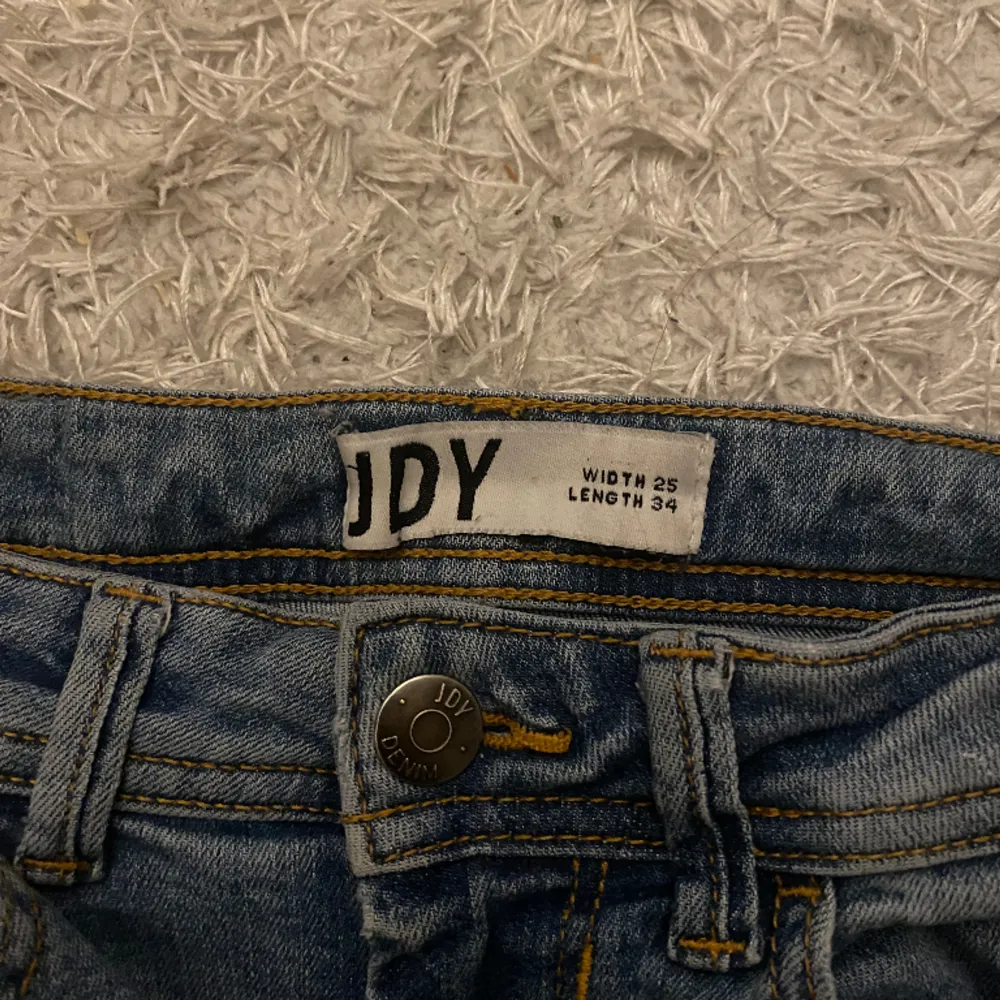 Ett par fina bootcut jeans från Nelly som är midwaist🩷🩷 skulle passa någon i längden 167-172 🤍. Jeans & Byxor.