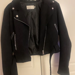 Nelly jacka - Tunn jacka med knytskärp köpt från Nelly i storlek 38 , kommer inte till användning och säljer därav jackan för 130 kr