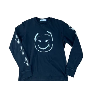 Undercover Longsleeve - Undercover L/S Tee i väldigt gott skick Size 2 (passar som S) Köptes secondhand av mig för 3+ år sen så kvitto finns ej  Fitpic finns på bild 3 (170cm 59kg)