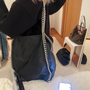 Stella McCartney väska  - Super snygg väska!! Aldrig använd💓 (bilderna ser lite konstiga ut för skinnet vikte sig men är inte så i verkligheten) 💓