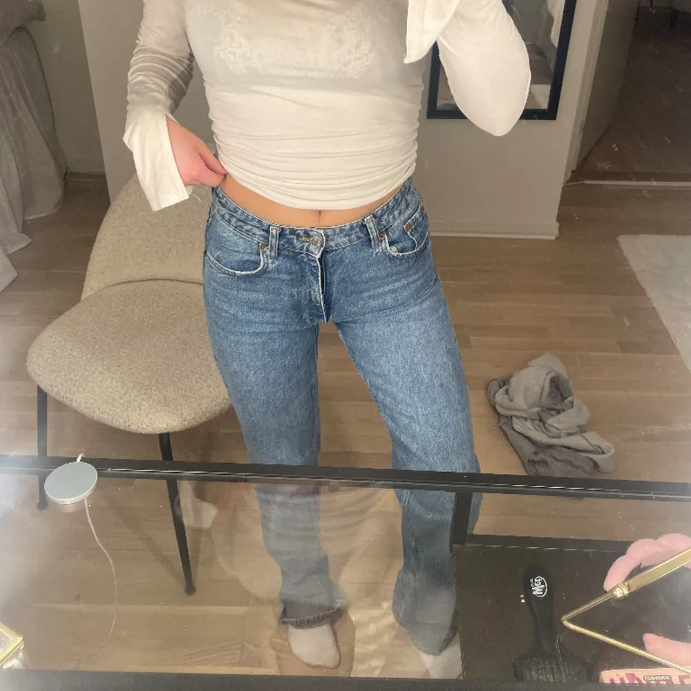 Zara jeans, strl 34. Knappt använda, men så fina. Passar mig som är 163 lång!. Jeans & Byxor.