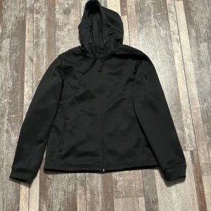 Zip Hoodie - Skön hoodie att träna i och ser bra ut.