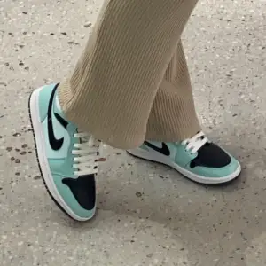 Säljer Nike air Jordans 1 mid i färgen ”Aqua black”. De är köpta på zalando och har använt fåtal gånger (max 3). Finns dessutom skokartong kvar! Har inte använt de på länge vilket är anledningen till varför jag säljer de. 💋