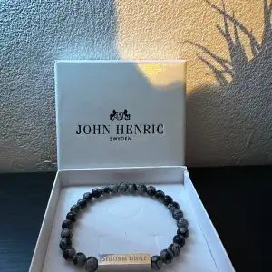 Nästan helt nytt pärlarmband från John Henric. Kan frakta så snabbt jag kan! (Ca 1 dag) Skriv om du har fler frågor!