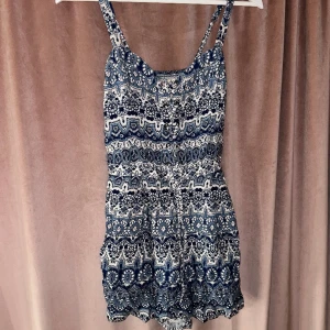 Jumpsuit - Jumpsuit i blått och vitt mönster💙🤍Storlek XS