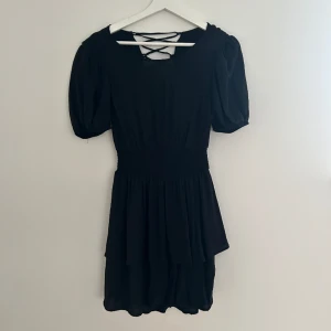 Svart klänning - Svart klänning med öppen rygg! Bra skick storlek S! 🎀