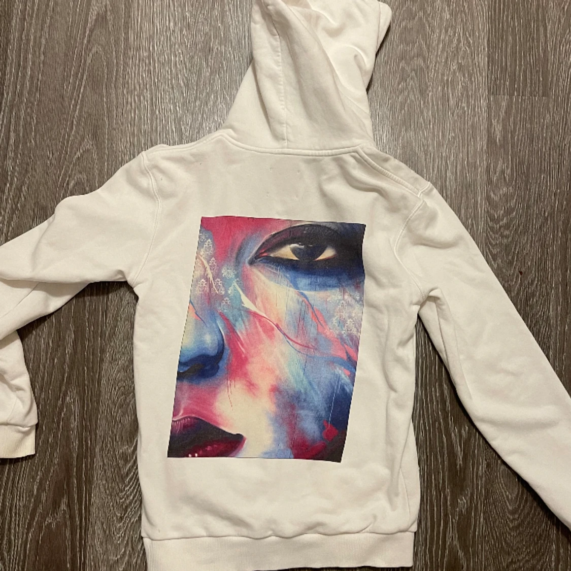 Hoodie med tryck på baksidan - 90