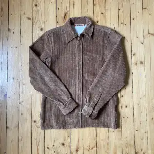 Nice and heavy shirt from Acne Studios. Nice hazelnut brown color. Fits relaxed and oversized. Very good condition. Tagged size 44, fits S-M.