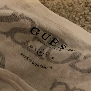 Guess tröja - En jätte fin guess tröja för tjejer i jättebra skick. Är öppen för bud