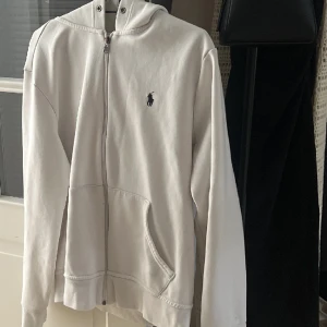 Polo Ralph Lauren - Äkta Polo Ralph Lauren tröja med dragkedja, dock inget snöre. Ny pris 1700 kr, säljer för 600 kr (M/L kvinna, M man) Jätte go tröja men jag ”bytt” stil, därför säljs den. Bra skick.