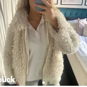 Fluffig jacka  - Så fin jacka!! Fluffig och passar perfekt som vår jacka! Blev problem med förra anonssen, tryck inte på ”köp nu”💘