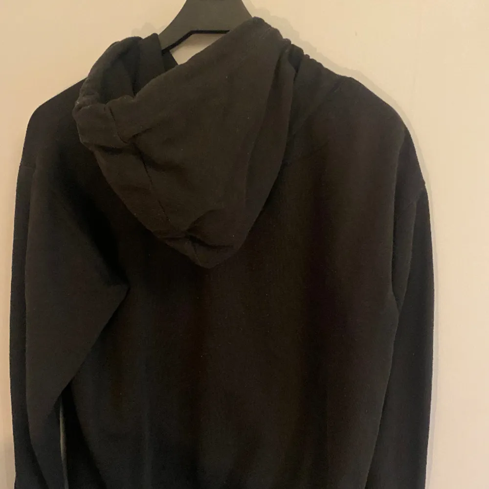 En svart hoodie från hm i storlek xs. Lite nopprig men fint skick!. Hoodies.