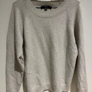 Ljusbeige stickad tröja - Säljer min fina ljusbeiga stickad tröja  från Vero moda, säljer den inte kommer till användning, Storlek L men passar även M skulle jag säga. Köpt för 300 i nypris och mitt pris 150, vid snabb affär kan pris diskuteras.