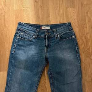 Levis jeans i modellen 570 straight leg
