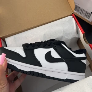Nike Dunk Low Panda storlek 37,5 - Säljer helt nya och oanvända Nike Dunk Low Panda storlek 37,5 då jag råkat beställa två likadana par. Skokartong ingår. 