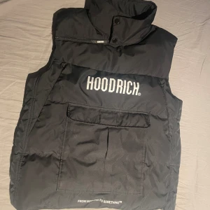 Hopdriva väst (M) - Stilren hoodrich väst i storlek M Använd ca 5 ggr 9,8/10 i kvalité 