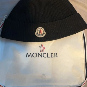 Moncler mössa - Bra skick och självklart äkta. Nypris 2500 ungefär. Tar gärna byten.