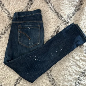 Paint splatter Dondup Jeans🔥 - Sköna dondup jeans med unika detaljer. Modellen är George. Waist 32 och längd sitter även som en 32. Kom gärna privat för fler bilder eller frågor 🤝🏻