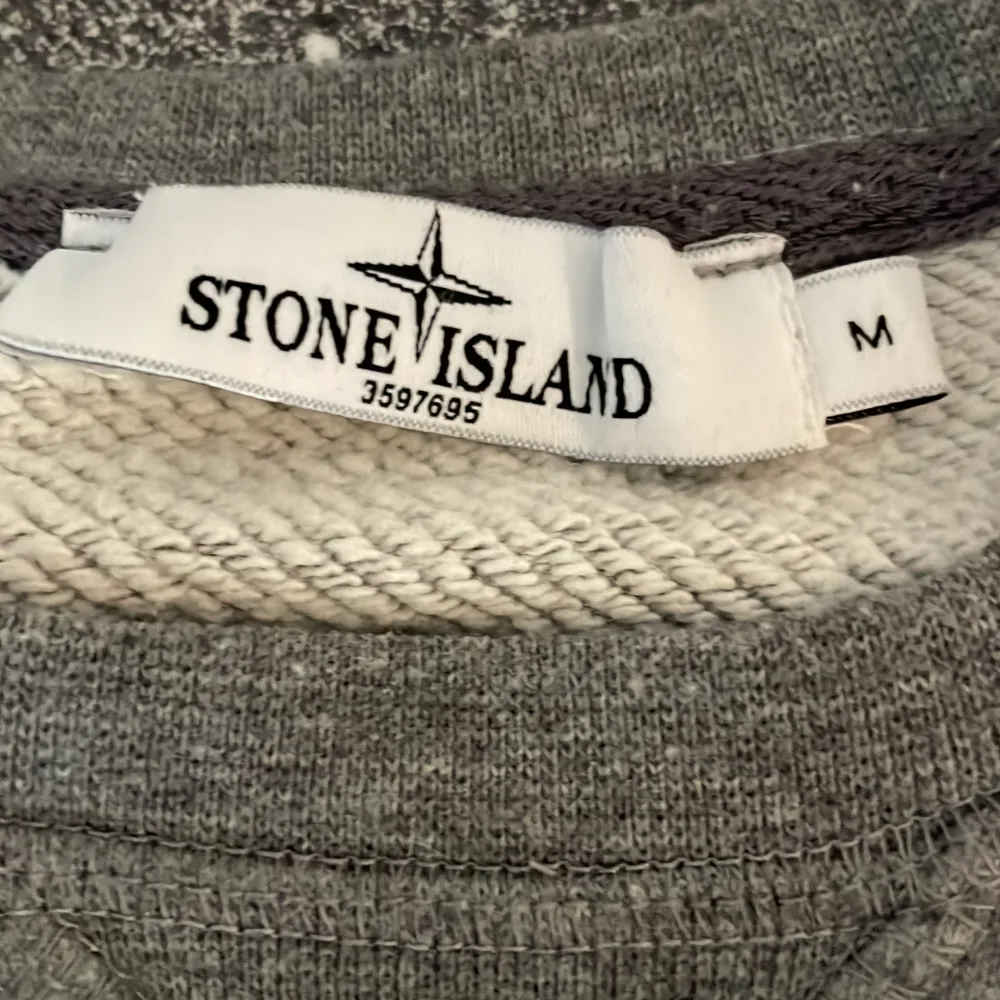 Hejsan säljer nu min stone island sweatshirt för att den är lite förstor för mig och därför inte kommer till någon användning de är en snygg design och väldigt unik, storlek M passar också S,priset kan såklart sänkas vid snabb affär😃. Tröjor & Koftor.