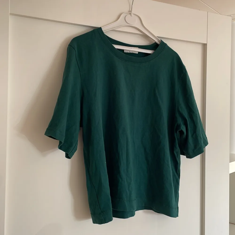 Mörkgrön t-shirt från ginatricot i lite tjockare ”ordentligt” material (mycket bra skick, princip oanvänd).  . T-shirts.
