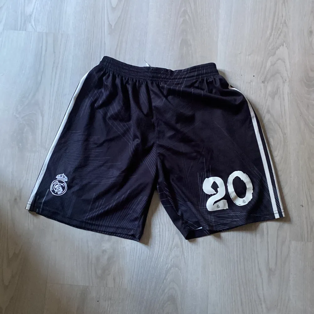 Svarta real Madrid vini jr shorts. Aldrig använda . Shorts.