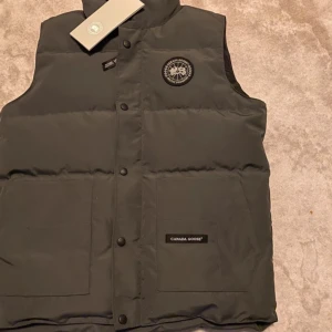 Canada goose väst - Helt ny. Fel storlek  Kvitto ingår inte men scannern funkar Pris kan diskuteras     BYTEN GÅR
