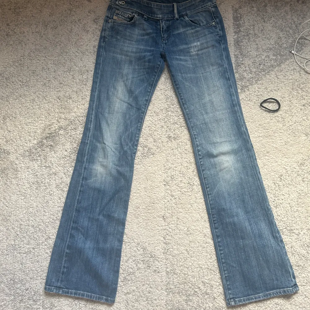 Världens snyggaste Diesel jeans 💋 Mått:  Midja 35cm   Ytterben  99cm, Innerben 79cm  Bredd längst ned 22cm  Hör av dig om du har frågor 💞. Jeans & Byxor.