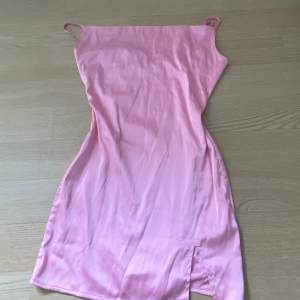 en rosa klänning med slits💖 använd 1 gång. lappen är borta så vet ej vart den är ifrån!!
