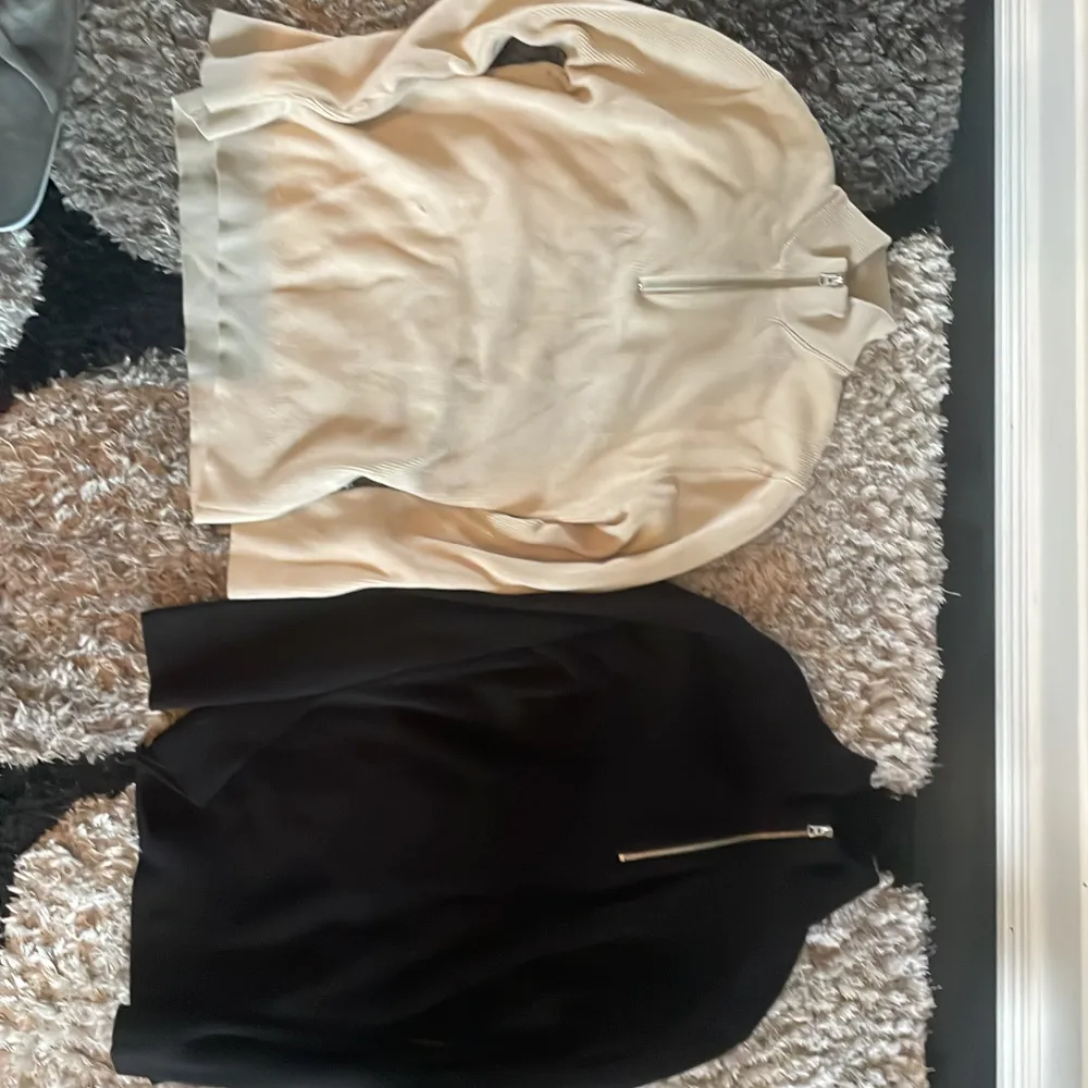 Två halfzip tröjor av only & sons i beige och svart med båda i storlekarna L men passar M. Båda är i mycket bra skick.. Tröjor & Koftor.
