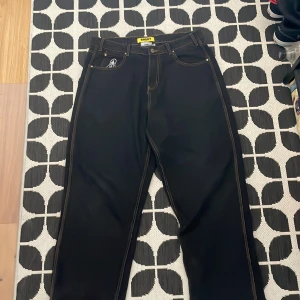 Butter goods jeans - Butter baggy jeans från Junkyard bra kvalitet inga hål eller fläckar skriv för mer bilder eller frågor 
