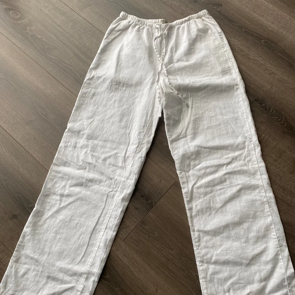 Vita lågmidjade linnebyxor från Gina tricot. Aldrig använda utan bara testade. . Jeans & Byxor.