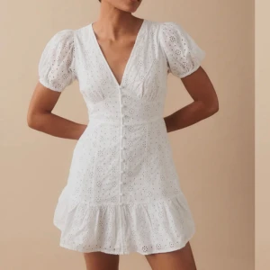 Studentklänning - Otroligt fin klänning från Gina tricot som aldrig är använd😍 Den passar perfekt till student eller liknande💕 Det är en storlek M men passar mig bra som har S🩷