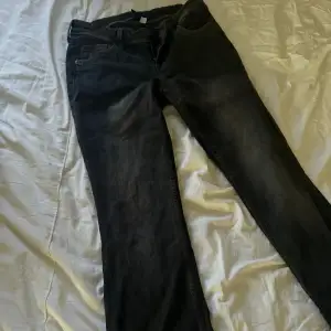 Straight mid waist - low waist jeans från h&m, är själv 172cm och den är lite längre som är perfekt, använder inte, har använt 2-3 gånger så ganska ny. Inga fläckar eller något sådant. Tall girls where u attttt 