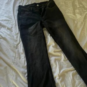 straight mid waist - low waist jeans  - Straight mid waist - low waist jeans från h&m, är själv 172cm och den är lite längre som är perfekt, använder inte, har använt 2-3 gånger så ganska ny. Inga fläckar eller något sådant. Tall girls where u attttt 