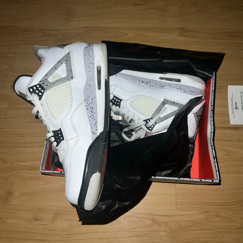 Jordan 4 White cement OG colourway, använda ett fåtal gånger men säljs då de är stora för mig. Digitalt kvittio finns. Skor.