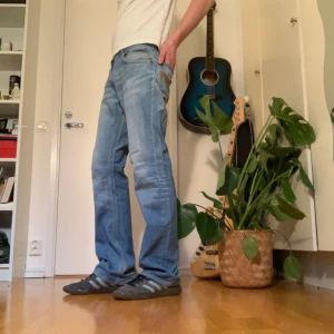 Bootcut Jeans - Bootcut Jeans med snygg fade. Bra skick och är helt felfria. Mått: midja tvärs över: 41 cm, total längd: 110 cm, innerbenslängd från grenen: 83. Fråga om du vill ha fler bilder!