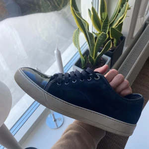 Lanvins  - Säljer ett par lanvins i riktigt bra skick. De är i färgen navy blue och ser oanvända ut. 