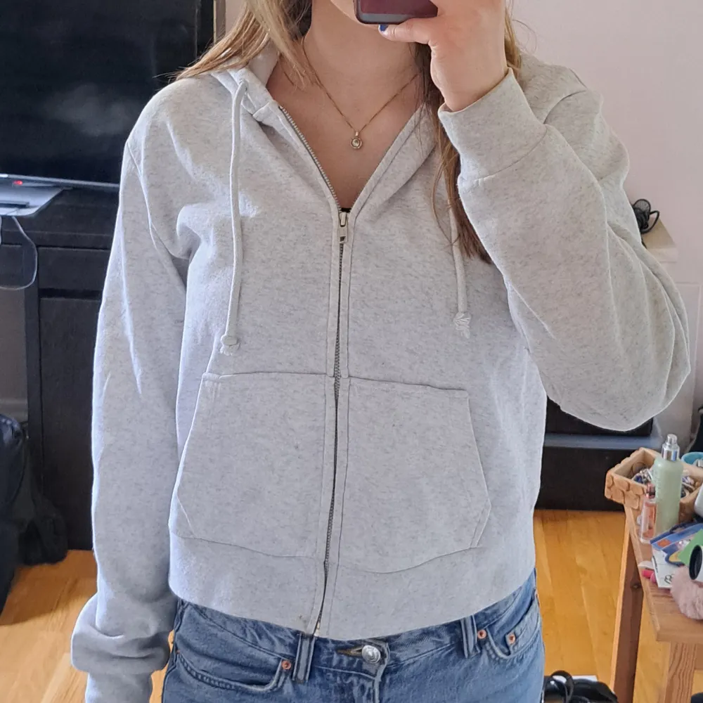 Grå zip hoodie från H&M. Den är i storlek L men den är mindre i storleken. Knappt använd.. Hoodies.