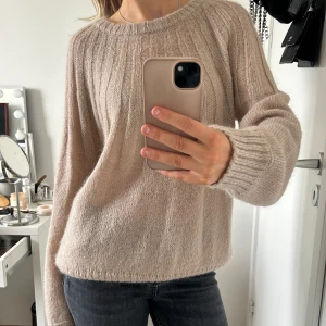 Beige stickad tröja - Knappt använd, normal passform