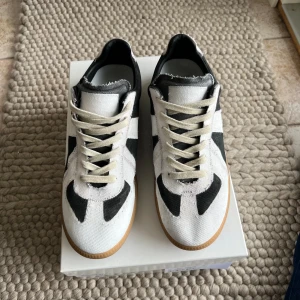 Maison Margiela - SÄNKT PRIS! Släpper ej billigare. Schyssta Maison Margiela Gats, storlek 44. Box o skoskydd ingår! Hör av dig om du har mer frågor✌🏼