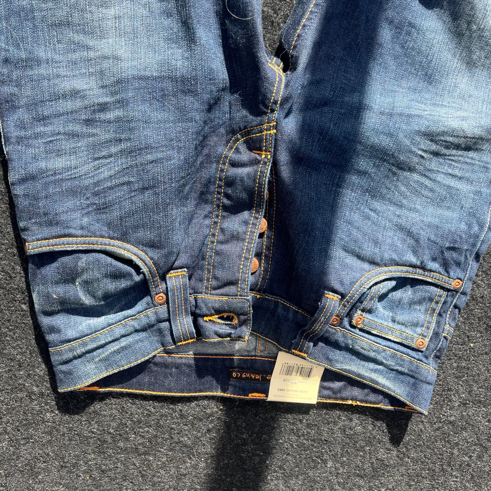 Säljer dessa feta Nudie jeans! Skick 9/10 hör av er vid minsta fundering😊. Jeans & Byxor.