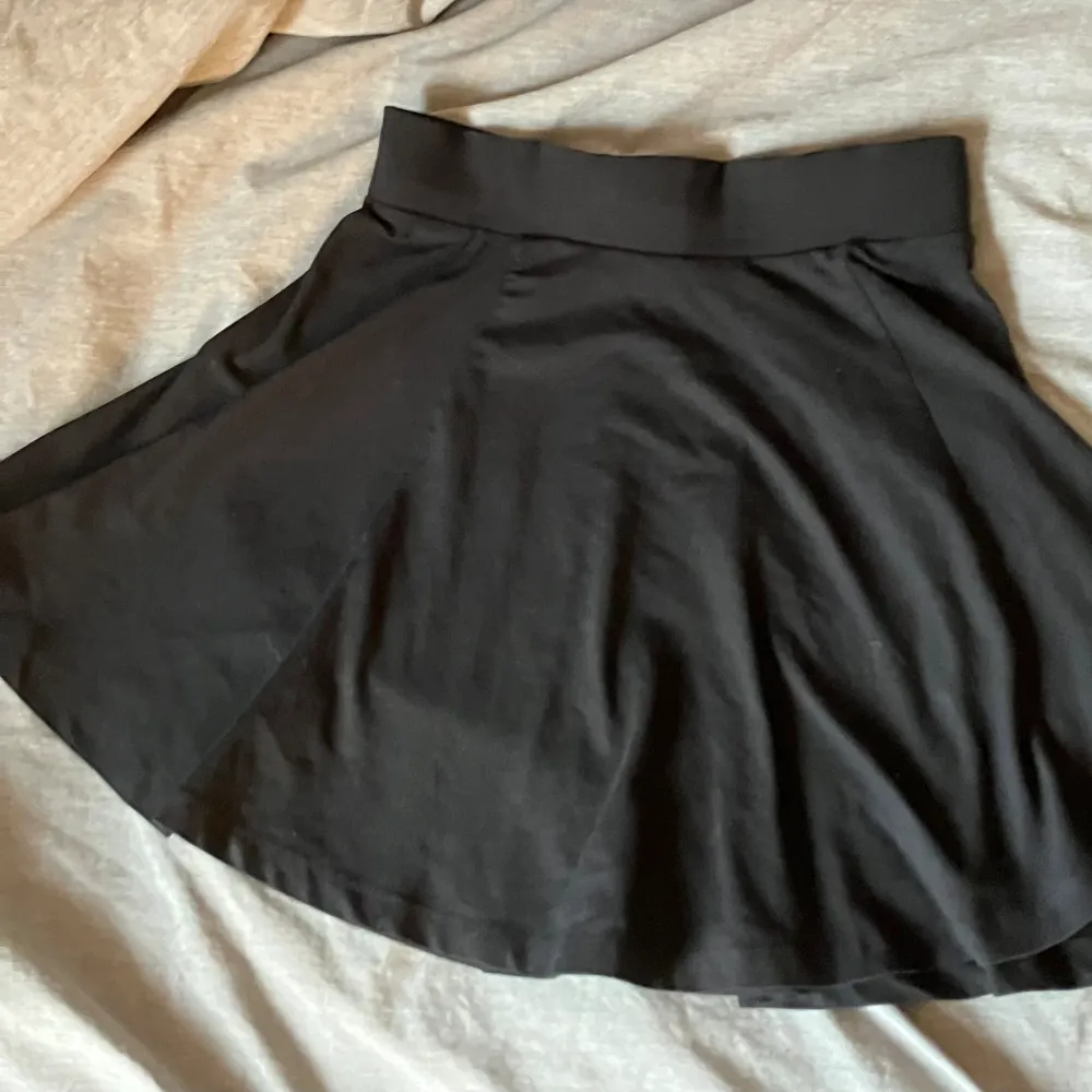 En fin basic svart kjol som går ovanför knäna. Köpt här på Plick har jag för mig och säljer då jag aldrig använder den❤️ Bara att höra av sig för mer bilder osv 🦋. Kjolar.