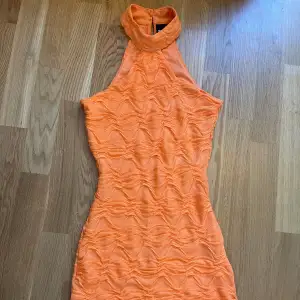 Jättefin orange glittrig klänning från gina tricot!🧡🧡 Pyttelite nopprig på vissa ställen men inget som syns, annars jättebra skick!