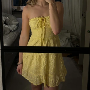 Gul klänning - Så sjukt söt gul klänning😭😍 den är i storlek XS men är betydligt mindre, skulle säga xxs/xxxs