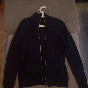 Blå stickad full zip - Säljer mina blåa full zip från jack&jones i storlek M. Hör av er för frågor.