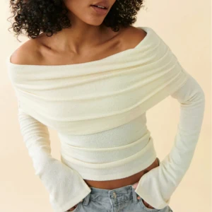 Off shoulder tröja - Köpt på gina tricot för 399kr. Ej använd så i nyskick.