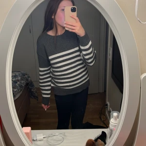 Stickad randig tröja - Nyskick