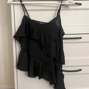 Volang topp  - Säljer denna volang topp från Gina, då den inte riktigt passar mig. Mycket bra skick, använd endast 1 gång. Toppen har ett lite längre band som hänger ner, men man kan knyta den till en rosett. Köparen står för frakten 💌