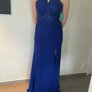 Väldigt fin blå balklänning.  Endast provad inte använd annars.  Priset kan diskuteras 