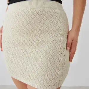 Aldrig anvönd virkad kjol från Gina tricot i strlk Xs